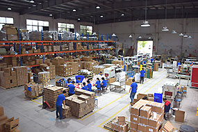 昆山曼彩預(yù)成型反光標(biāo)線帶生產(chǎn)車間